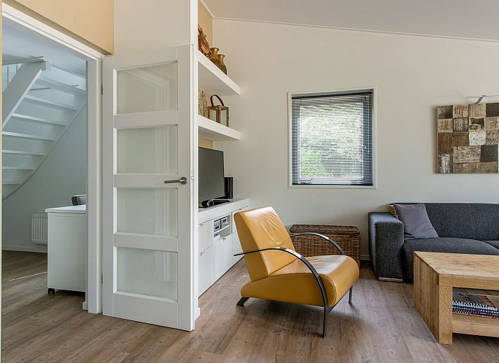 Cozy dining area in Dennenlaan 17 | Ruiterplaat, vacation home Kamperland, with fireplace and garden view in North Beveland, Zeeland.
