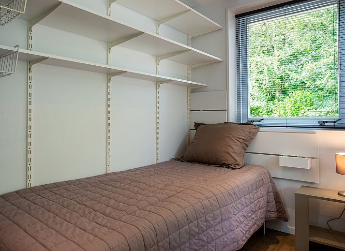 Light-filled kitchen in Dennenlaan 17 | Ruiterplaat, vacation home Kamperland, with modern appliances and garden view.