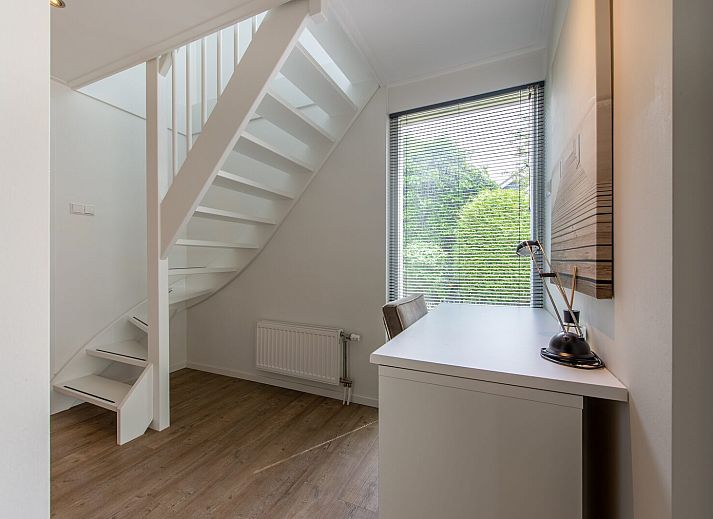 Light-filled kitchen in Dennenlaan 17 | Ruiterplaat, vacation home Kamperland, with modern appliances and garden view.