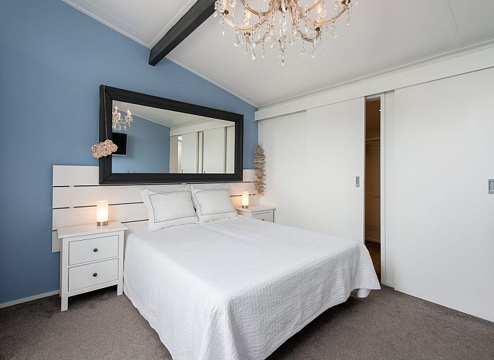 Light-filled kitchen in Dennenlaan 17 | Ruiterplaat, vacation home Kamperland, with modern appliances and garden view.