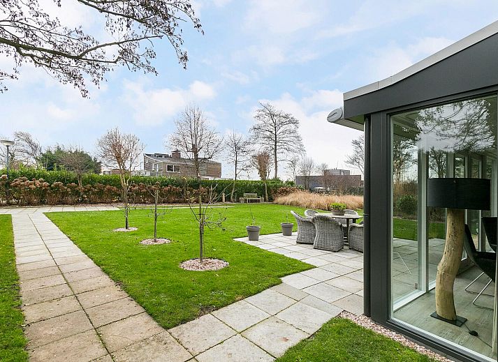 Outdoor terrace of Dennenlaan 17 | Ruiterplaat, vacation home in Kamperland, with spacious garden in Noord-Beveland, Zeeland.