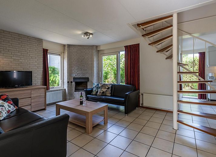 Zonnig terras van VZ1170 Vakantiebungalow in Kamperland met comfortabele ligstoelen, perfect voor een vakantie in Noord-Beveland, Zeeland.