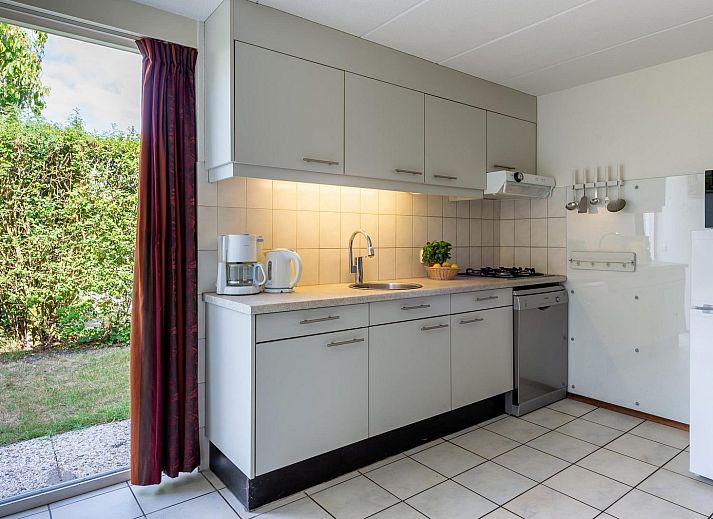 Zonnig terras van VZ1170 Vakantiebungalow in Kamperland met comfortabele ligstoelen, perfect voor een vakantie in Noord-Beveland, Zeeland.