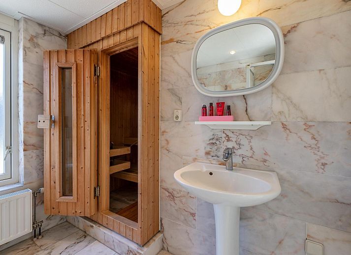 Zonnig terras van VZ1170 Vakantiebungalow in Kamperland met comfortabele ligstoelen, perfect voor een vakantie in Noord-Beveland, Zeeland.