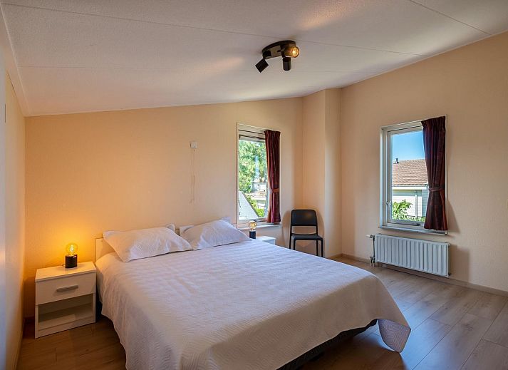 Voorzijde van VZ1170 Vakantiebungalow in Kamperland, omgeven door groen in het mooie Noord-Beveland, Zeeland.