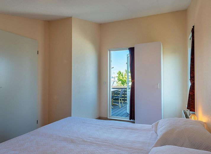 Voorzijde van VZ1170 Vakantiebungalow in Kamperland, omgeven door groen in het mooie Noord-Beveland, Zeeland.