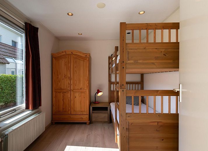 Voorzijde van VZ1170 Vakantiebungalow in Kamperland, omgeven door groen in het mooie Noord-Beveland, Zeeland.