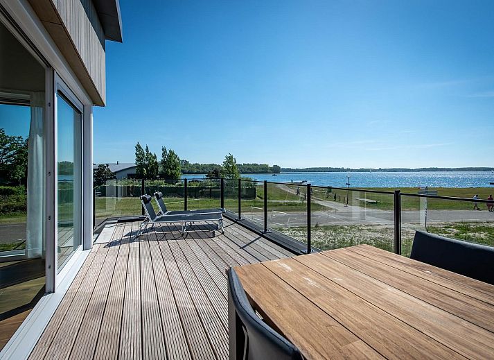 VZ1179 Vakantiehuis in Kamperland, moderne buitenkant met terras in Noord-Beveland, Zeeland.