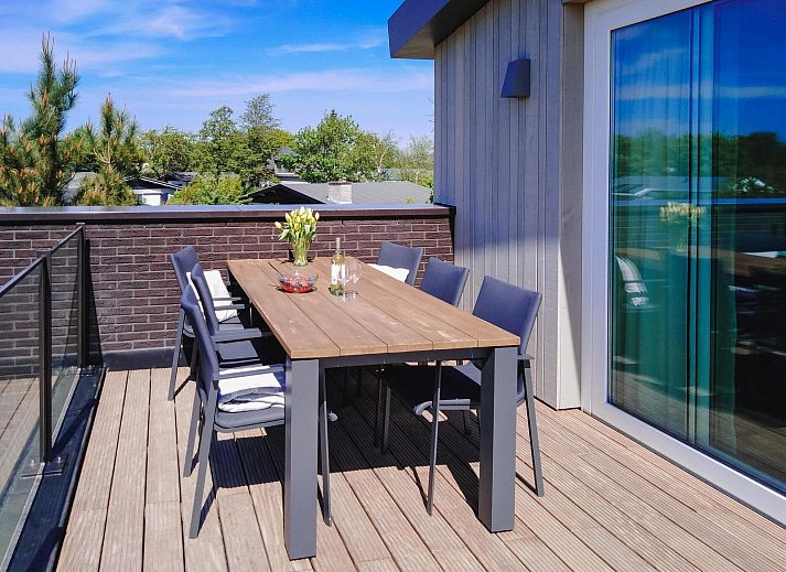 VZ1179 Vakantiehuis in Kamperland, moderne buitenkant met terras in Noord-Beveland, Zeeland.