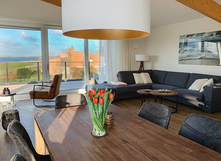 VZ1179 Vakantiehuis in Kamperland, moderne buitenkant met terras in Noord-Beveland, Zeeland.