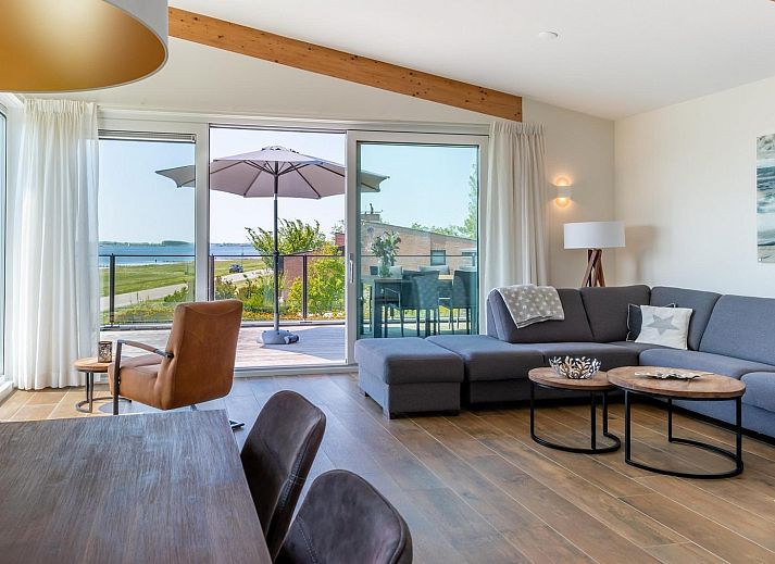 Zijaanzicht van VZ1179 Vakantiehuis in Kamperland met terras, gelegen in Noord-Beveland, Zeeland.