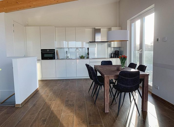 Zijaanzicht van VZ1179 Vakantiehuis in Kamperland met terras, gelegen in Noord-Beveland, Zeeland.