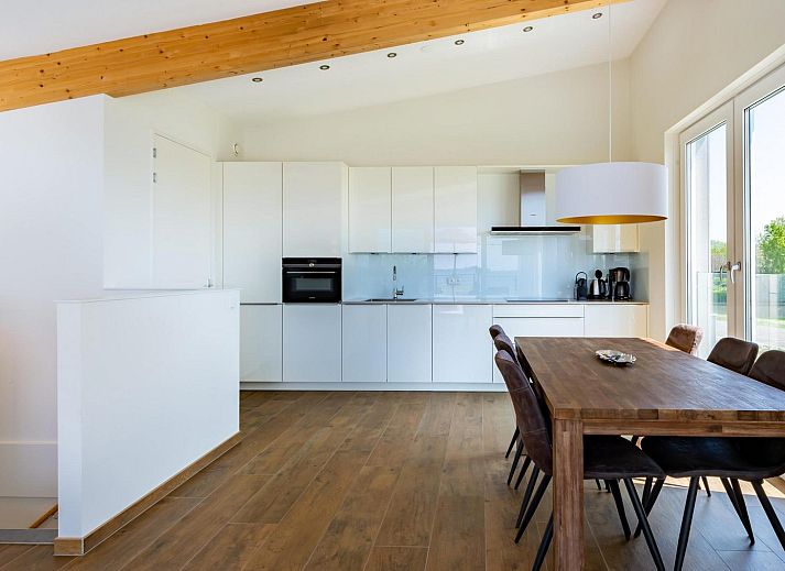 Zijaanzicht van VZ1179 Vakantiehuis in Kamperland met terras, gelegen in Noord-Beveland, Zeeland.