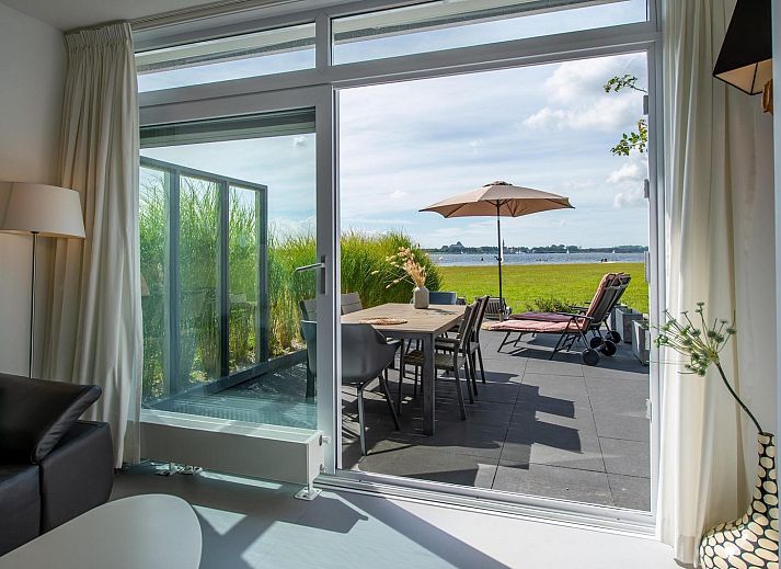 Geniet van het terras van VZ2312 Vakantiehuis in Kamperland met uitzicht op het meer in Noord-Beveland, Zeeland.