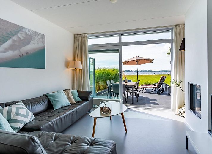Geniet van het terras van VZ2312 Vakantiehuis in Kamperland met uitzicht op het meer in Noord-Beveland, Zeeland.