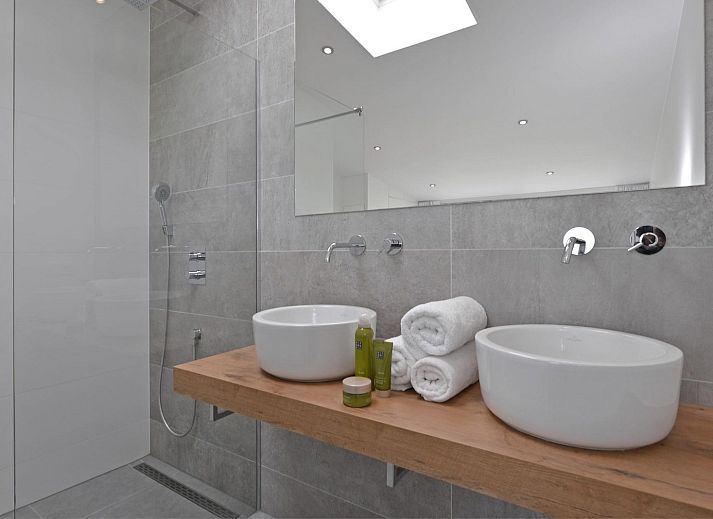 Geniet van het terras van VZ2312 Vakantiehuis in Kamperland met uitzicht op het meer in Noord-Beveland, Zeeland.