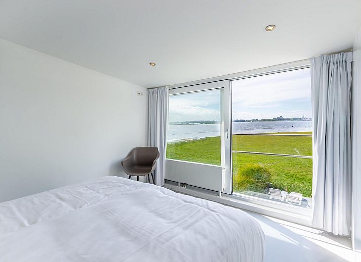 Binnenruimte van VZ2312 Vakantiehuis in Kamperland met uitzicht op het terras en het meer in Noord-Beveland, Zeeland.