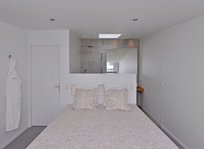 Binnenruimte van VZ2312 Vakantiehuis in Kamperland met uitzicht op het terras en het meer in Noord-Beveland, Zeeland.