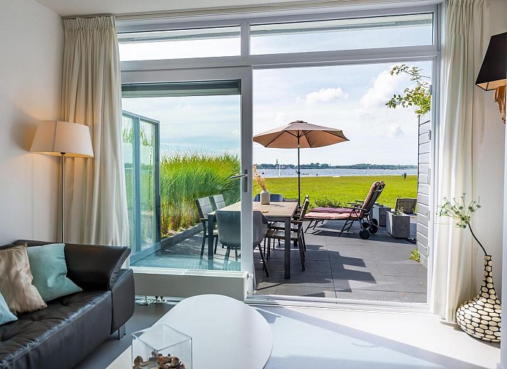 Binnenruimte van VZ2312 Vakantiehuis in Kamperland met uitzicht op het terras en het meer in Noord-Beveland, Zeeland.