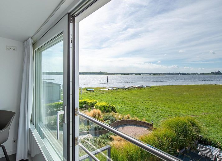 Binnenruimte van VZ2312 Vakantiehuis in Kamperland met uitzicht op het terras en het meer in Noord-Beveland, Zeeland.