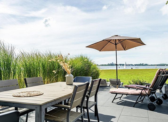 Comfortabele woonkamer in VZ2312 Vakantiehuis in Kamperland met zicht op het terras, Noord-Beveland, Zeeland.