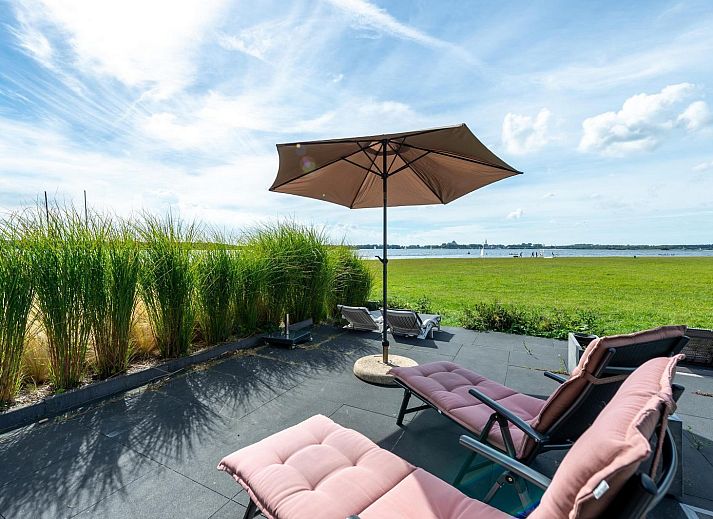 Comfortabele woonkamer in VZ2312 Vakantiehuis in Kamperland met zicht op het terras, Noord-Beveland, Zeeland.