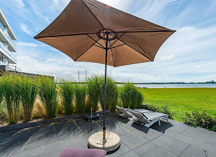 Comfortabele woonkamer in VZ2312 Vakantiehuis in Kamperland met zicht op het terras, Noord-Beveland, Zeeland.