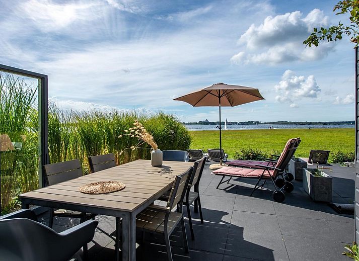 Comfortabele woonkamer in VZ2312 Vakantiehuis in Kamperland met zicht op het terras, Noord-Beveland, Zeeland.