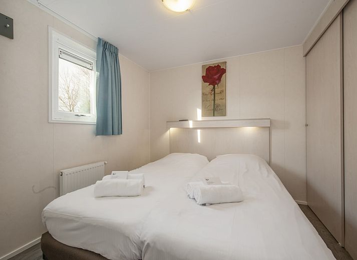 Stilvolles Wohnzimmer des Chalets RP6B in Kamperland, Noord-Beveland, Zeeland, mit moderner Kueche und gemuetlicher Sitzecke.