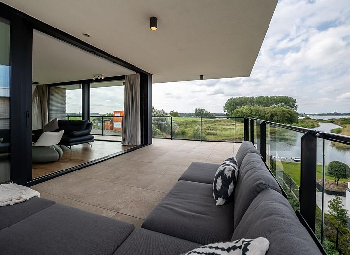 VZ2401 Luxurioese Villa in Kamperland mit moderner Architektur und geraeumiger Veranda in Noord-Beveland, Zeeland.