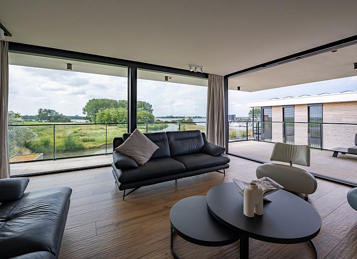 Stilvoller Eingang zur Luxusvilla VZ2401 in Kamperland, gelegen im schoenen Nord-Beveland, Zeeland.