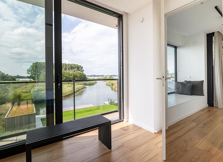 Stilvoller Eingang zur Luxusvilla VZ2401 in Kamperland, gelegen im schoenen Nord-Beveland, Zeeland.