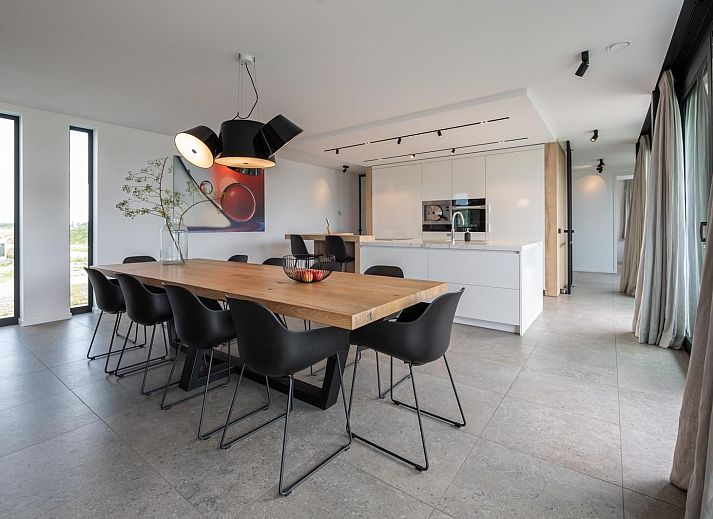 Grosser Garten um VZ2401 Luxusvilla in Kamperland, perfekt fuer Entspannung in Noord-Beveland, Zeeland.