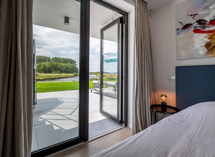 Geraeumiger Balkon mit Panoramablick in VZ2401 Luxusvilla in Kamperland, Nord-Beveland, Zeeland.