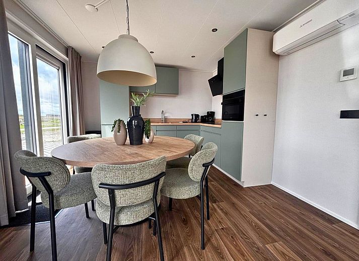 Chalet de Roerganger in Kamperland, North Beveland, Zeeland offers a modern vacation home with a sunny terrace and spacious windows for a relaxing stay.