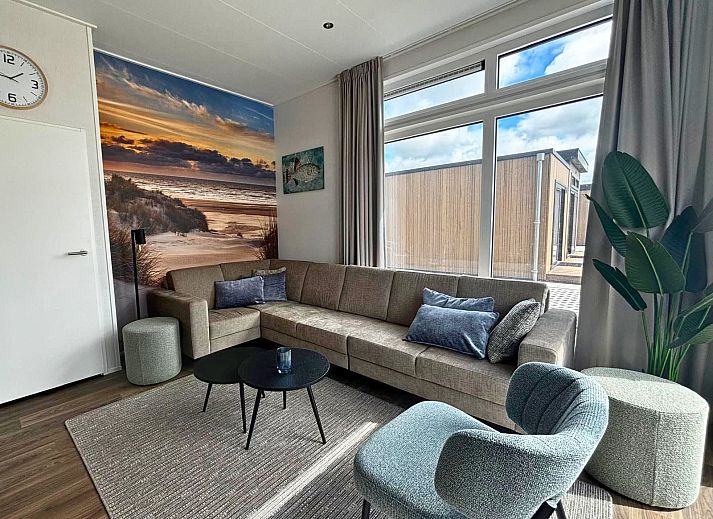 Chalet de Roerganger in Kamperland, North Beveland, Zeeland offers a modern vacation home with a sunny terrace and spacious windows for a relaxing stay.