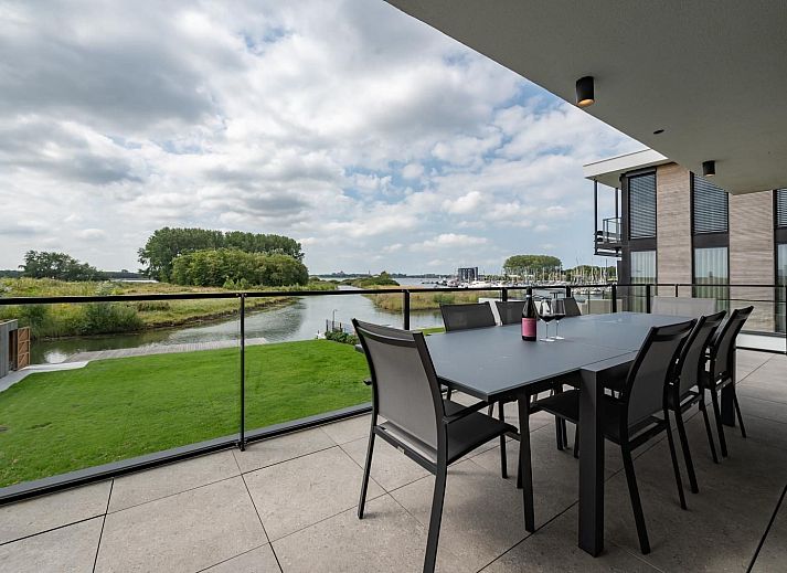 Luxe woonkamer in Vliete 2 Felixkade vakantiehuis in Kamperland met panoramisch uitzicht op de natuur van Noord-Beveland, Zeeland.