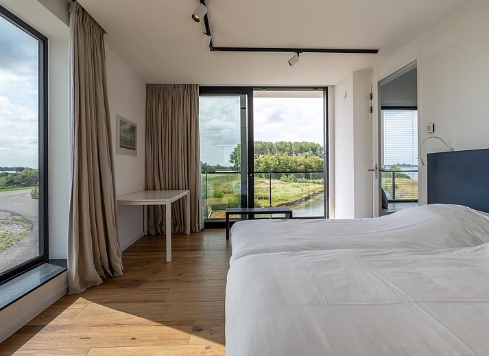 Luxe woonkamer in Vliete 2 Felixkade vakantiehuis in Kamperland met panoramisch uitzicht op de natuur van Noord-Beveland, Zeeland.