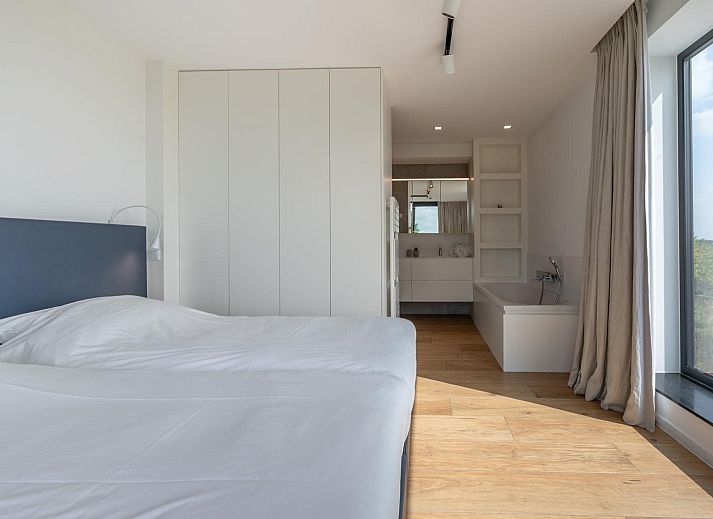 Stijlvolle eetruimte in Vliete 2 Felixkade vakantiehuis Kamperland, perfect voor gezellige maaltijden met uitzicht op de natuur van Zeeland.