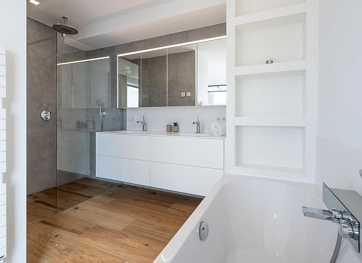 Stijlvolle eetruimte in Vliete 2 Felixkade vakantiehuis Kamperland, perfect voor gezellige maaltijden met uitzicht op de natuur van Zeeland.