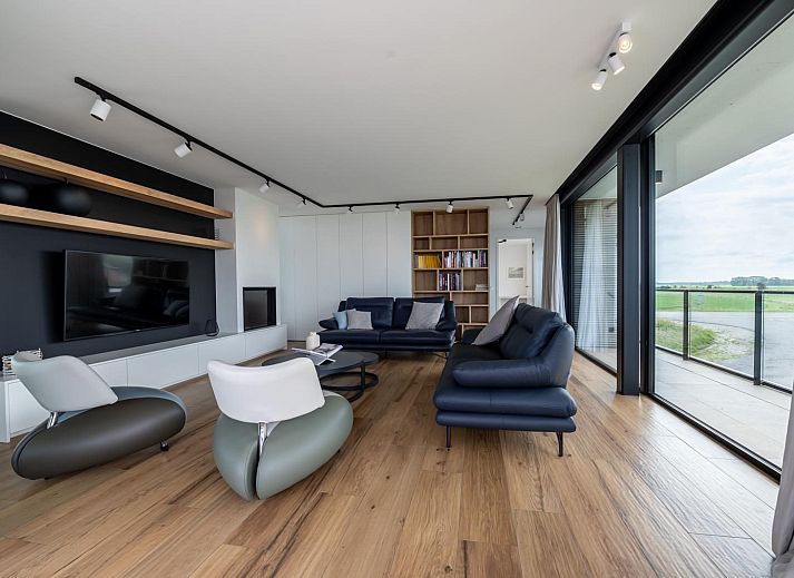 Stijlvolle eetruimte in Vliete 2 Felixkade vakantiehuis Kamperland, perfect voor gezellige maaltijden met uitzicht op de natuur van Zeeland.