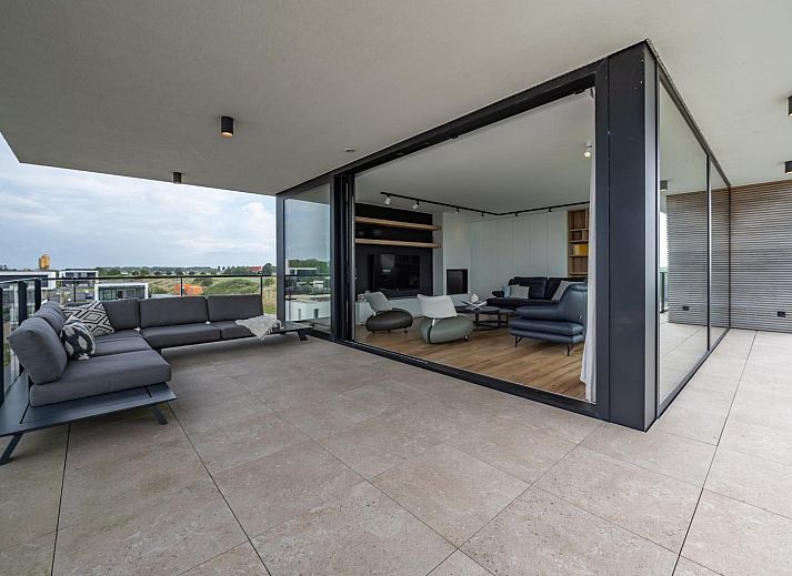 Stijlvolle eetruimte in Vliete 2 Felixkade vakantiehuis Kamperland, perfect voor gezellige maaltijden met uitzicht op de natuur van Zeeland.