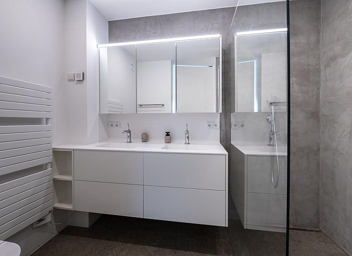 Elegante keuken in Vliete 2 Felixkade vakantiehuis Kamperland met strak design en uitzicht op de omgeving van Noord-Beveland, Zeeland.