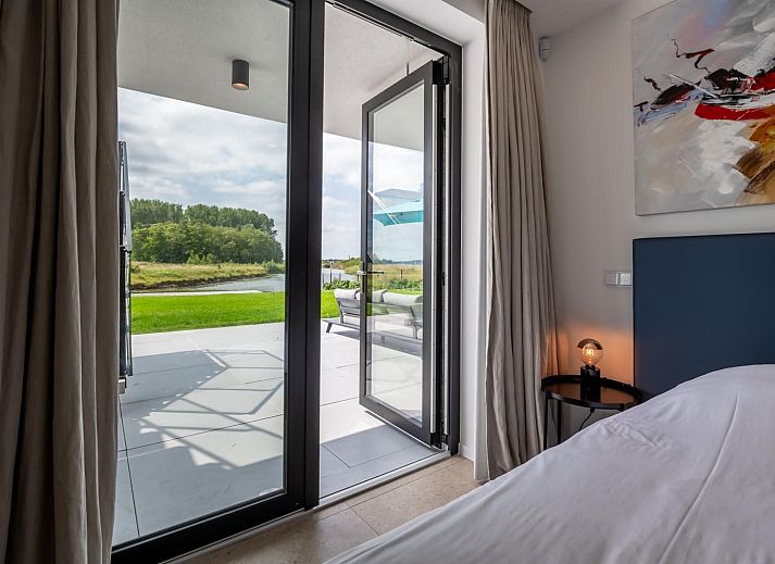 Elegante keuken in Vliete 2 Felixkade vakantiehuis Kamperland met strak design en uitzicht op de omgeving van Noord-Beveland, Zeeland.