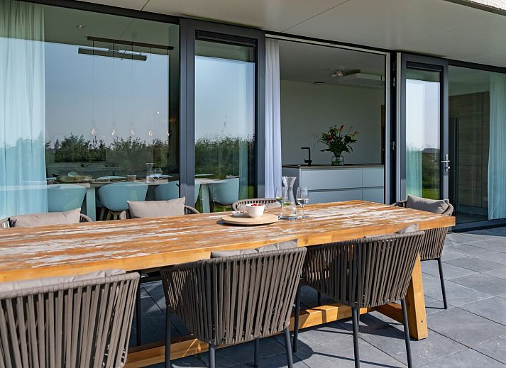 Modernes Wohnzimmer in Duinvallei 45, Ferienhaus in Kamperland, Zeeland mit viel Licht.