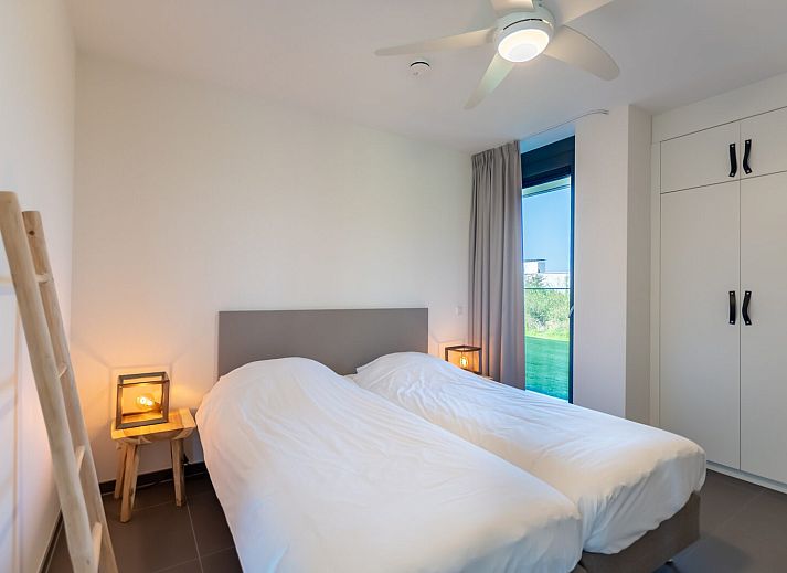 Modernes Wohnzimmer in Duinvallei 45, Ferienhaus in Kamperland, Zeeland mit viel Licht.