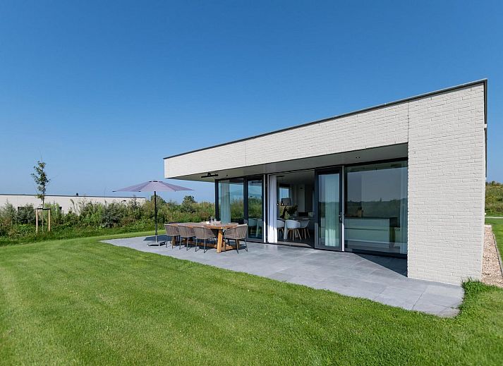 Modernes Wohnzimmer in Duinvallei 45, Ferienhaus in Kamperland, Zeeland mit viel Licht.
