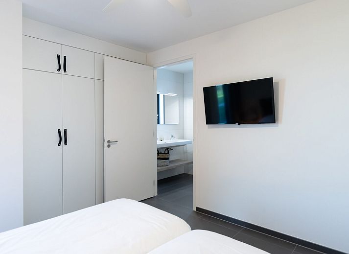 Aussenterrasse von Duinvallei 45, Ferienhaus in Kamperland, Zeeland mit gemuetlicher Sitzecke.