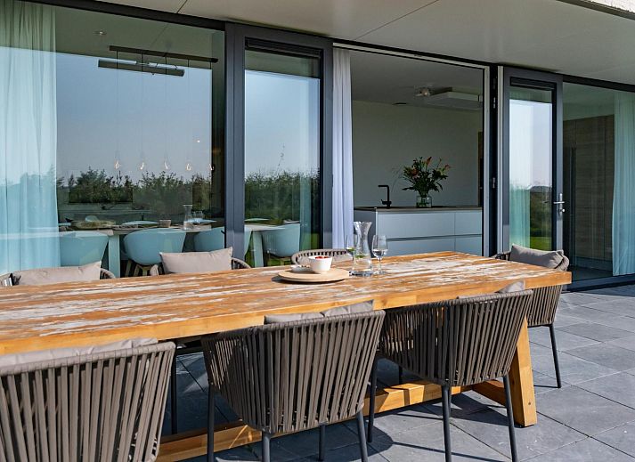 Aussenterrasse von Duinvallei 45, Ferienhaus in Kamperland, Zeeland mit gemuetlicher Sitzecke.