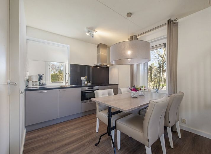 Villa R4A in Kamperland, ein Ferienhaus mit charmanter Fassade und grossem Garten im schoenen Nord-Beveland, Zeeland.